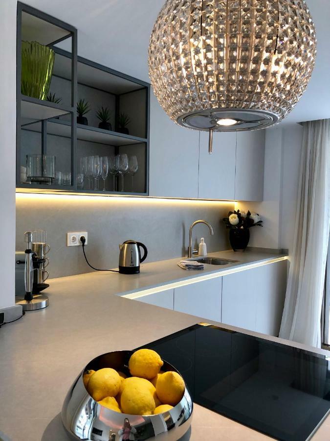 Luxury Apartment In La Isla, Walking Distance To Puerto Banus Marbella Eksteriør bilde